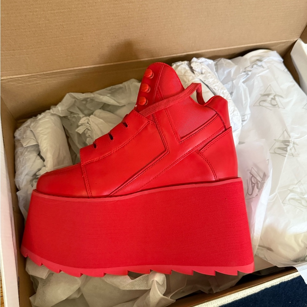 New in Box YRU Qozmo Platform Sneakers Red 8